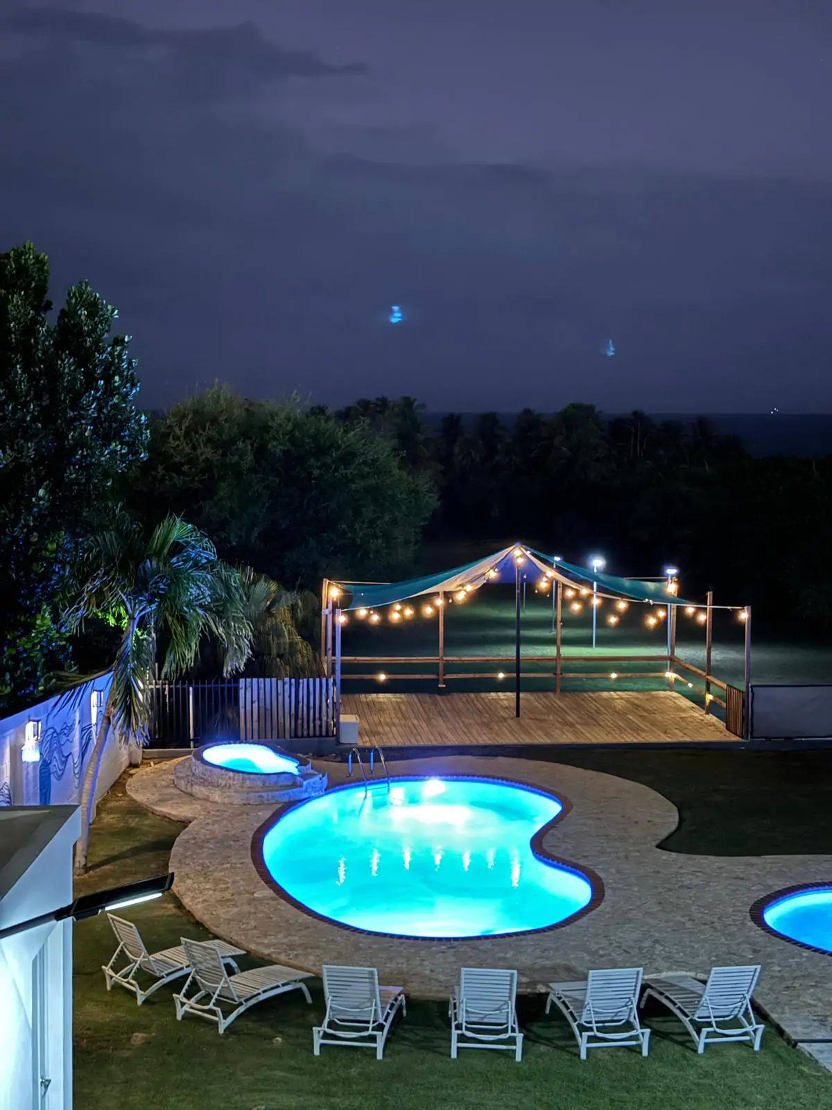 PISCINA DE NOCHE
